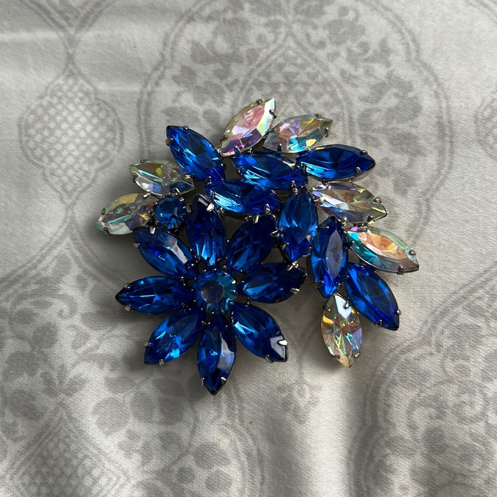 Vintage crystal flower brooch
